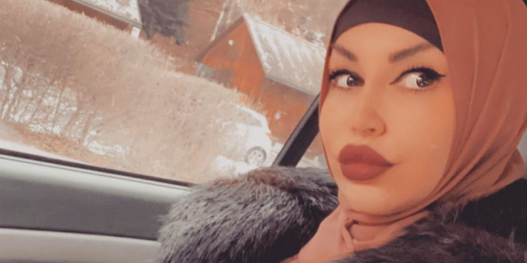 Këngëtarja shqiptare që pozonte zhveshur, mbulohet me shami e bëhet besimtare: Tani jam tjetër njeri