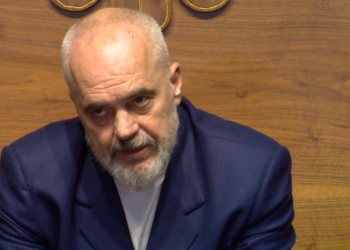 Rama: Dritat ikin edhe në Amerikë. Athinën besoj e patë se në çfarë gjendje ishte. Ministrja hipi në borëpastruese që të dëgjohej