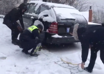 Policia tregon rrugët e bllokuara nga dëbora: Mjetet pa zinxhir nuk do të lejohen të kalojnë (VIDEO)