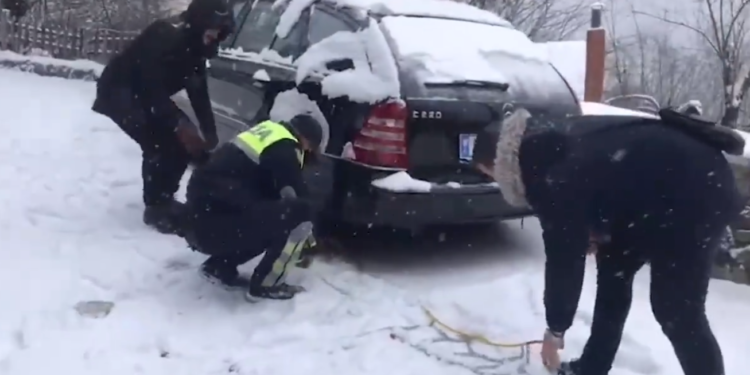 Policia tregon rrugët e bllokuara nga dëbora: Mjetet pa zinxhir nuk do të lejohen të kalojnë (VIDEO)