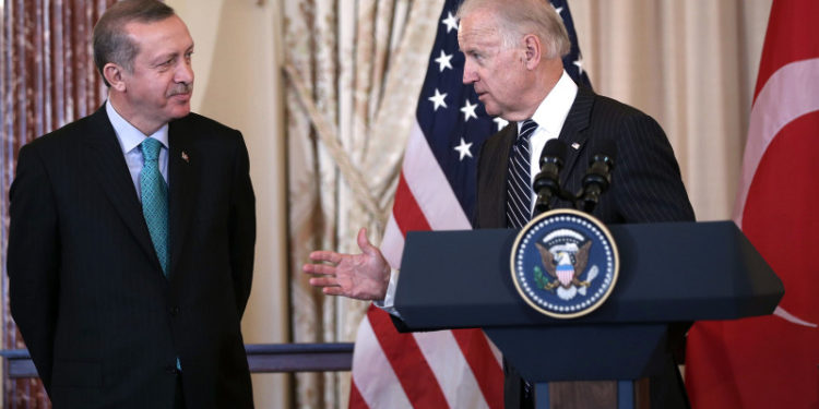 Biden qëndrim të njëjtë me Trump kundrejt Turqisë: Mos mbani sistemin rus S-400