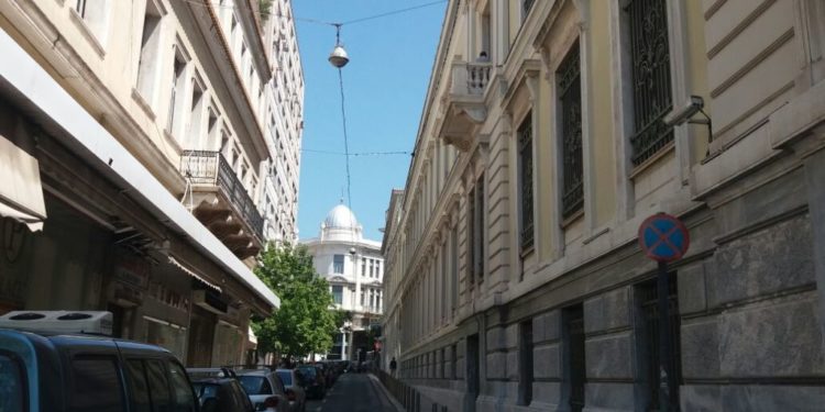 Kufizimi i lëvizjes nuk sjell ulje të rasteve me COVID-19 në Greqi, 1200 të prekur vetëm në mëngjes