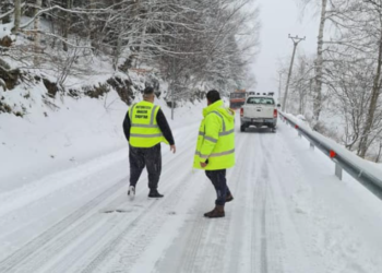 Dëbora, ARRSH thirrje shoferëve: Lëvizni me zinxhirë dhe përdorni goma dimërore