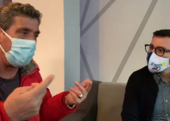 Demokrati i Sarandës me gotën e rakisë përpara: Edi Rama është evropian, e dua me shpirt, e kam shok në Fb (VIDEO)