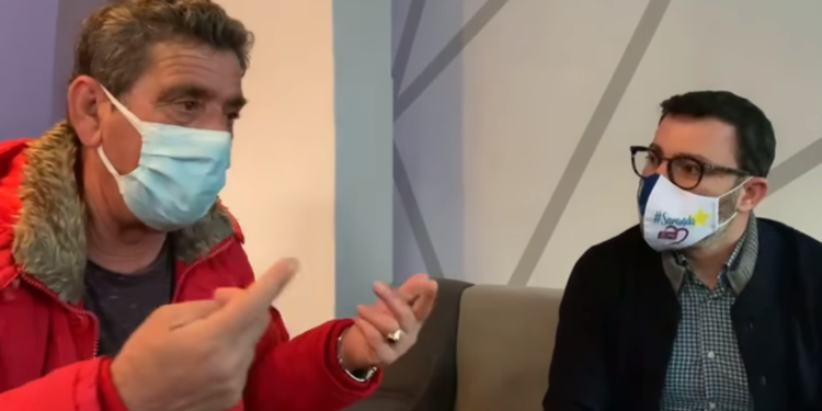 Demokrati i Sarandës me gotën e rakisë përpara: Edi Rama është evropian, e dua me shpirt, e kam shok në Fb (VIDEO)