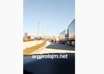Greva në Kakavijë, shihni radhën e kamionëve që prisnin të kalonin kufirin grek (VIDEO)