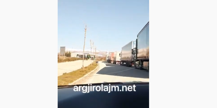 Greva në Kakavijë, shihni radhën e kamionëve që prisnin të kalonin kufirin grek (VIDEO)
