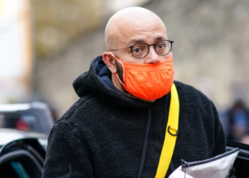 Studimi: Njerëzit me syze, tre herë më pak gjasa të preken nga Covid-19