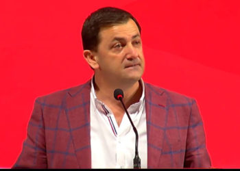 Tavo shfrytëzon për politikë ndarjen nga jeta të pedagogut në Gjirokastër: Siguroni vaksina, lereni propagandën