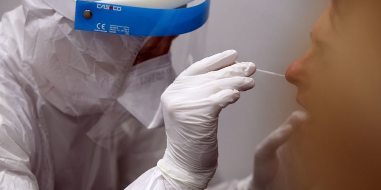 Të shqetësuar për shkak të përhapjes së varianteve të reja me COVID-19, Britania teston gjerësisht popullsinë