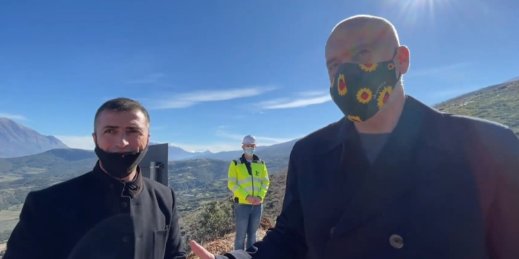 Investimi në Salari, Rama “kritikon” kryebashkiakun e Tepelenës: Ti bën fitore publicitare, por nuk bën shumë publicitet (VIDEO)