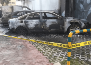 Digjen tre makina, shkak defekti elektrik