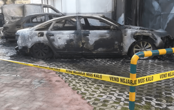 Digjen tre makina, shkak defekti elektrik