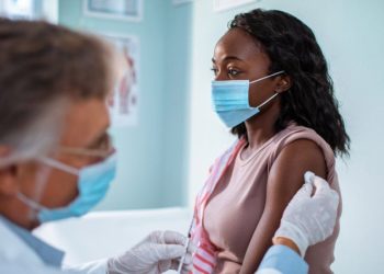 Regullatori i Britanisë: Vaksinat Pfizer dhe AstraZeneca janë të sigurta