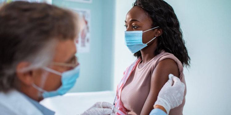 Regullatori i Britanisë: Vaksinat Pfizer dhe AstraZeneca janë të sigurta