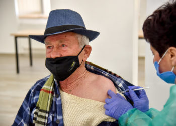 Vijon vaksinimi i të moshuarve në Gjirokastër, Çuçi: Opozita s’ka asnjë plan për vaksinimin dhe rindërtimin