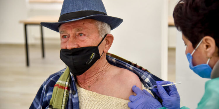 Vijon vaksinimi i të moshuarve në Gjirokastër, Çuçi: Opozita s’ka asnjë plan për vaksinimin dhe rindërtimin