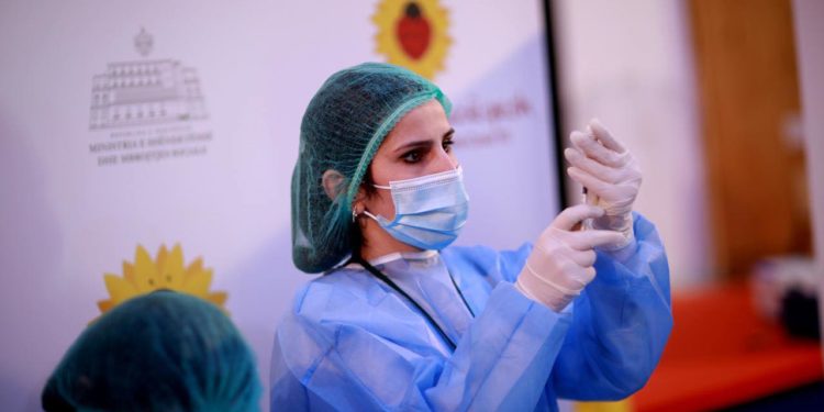 Rama jep lajmin e mirë: Pasnesër vijnë 38 400 dozat e para të Astrazeneca, do të vaksinohen mësuesit