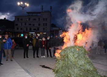 Kandidatët e PS-së ndezin zjarrin në Përmet, një ditë para se vijë Monika Kryemadhi (VIDEO)