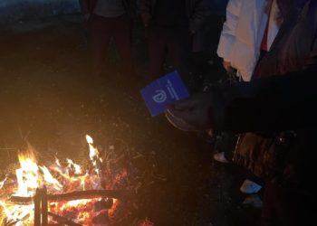Demokrati në Gjirokastër djeg teserën e PD-së, pastaj bën gëzuar me deputeten e PS-së (FOTO)