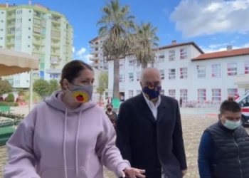 Fier/ Rama: Shëndeti më i rëndësishëm se karriget në Kuvend! Turpi t’u mbetet atyre që mbledhin njerëz duke ngritur 2 gishtat lart mbi makinë