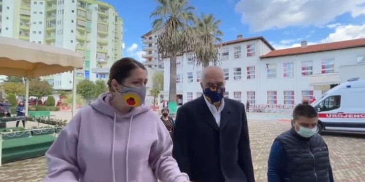 Fier/ Rama: Shëndeti më i rëndësishëm se karriget në Kuvend! Turpi t’u mbetet atyre që mbledhin njerëz duke ngritur 2 gishtat lart mbi makinë