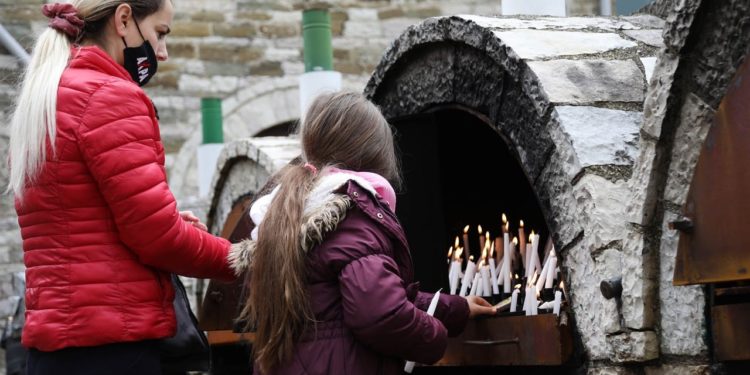 Gjirokastër, besimtarët urojnë sulltan Novruzin në Teqenë e Zallit (FOTO)