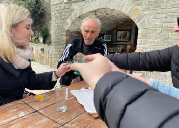 Kandidatja e PS ia shtron me raki e gliko: Çdo vizitë në Përmet nuk mund të quhet e plotësuar pa u ndalur më parë edhe në Buhal (FOTO)