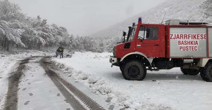 Reshje dëbore, rikthehet dimri në disa zona të Shqipërisë