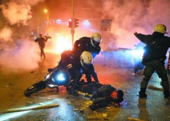 Flakë e tym në Athinë, 6 mijë protestues përplasen me policinë