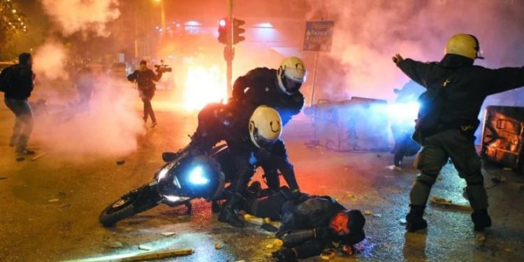 Flakë e tym në Athinë, 6 mijë protestues përplasen me policinë