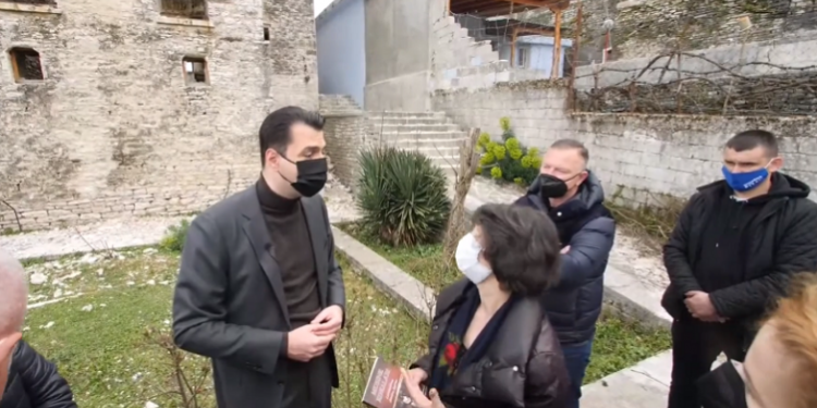 Gafa e Bashës në Gjirokastër, nuk di ku ka lindur Musine Kokalari. Ndërhyn gruaja që e shoqëronte