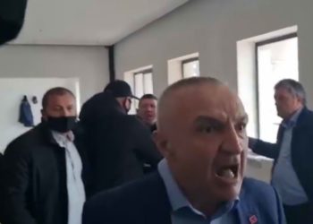 Ilir Meta jashtë kontrollit, përplaset me grushta me policinë dhe futet në zyrat e FRD: Dilni jashtë, ose do ju çoj në burg me duart e mia (VIDEO)