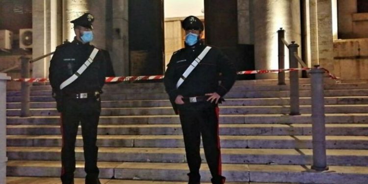 Covid-19 në Itali/ Pak orë para nisjes së lockdown-it, i vihet flaka hyrjes së Institutit të Shëndetit Publik në Romë