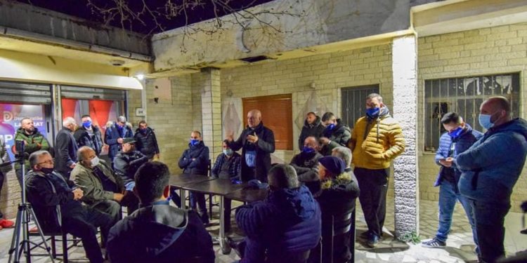 “Lazarati dashuria ime”, Roland Bejko fushatë në fshatin e tij: Ka filluar numërimi mbrapsht (FOTO)