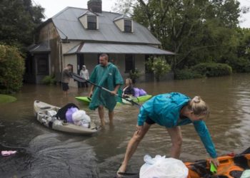 Qindra njerëz evakuuohen teksa përmbytjet përfshijnë zona të reja në Australi