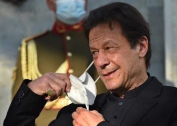 Dy ditë më parë mori vaksinën, infektohet kryeministri i Pakistanit