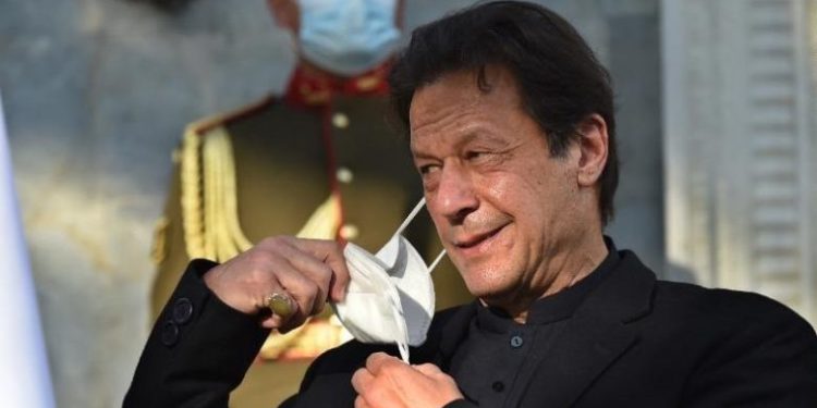 Dy ditë më parë mori vaksinën, infektohet kryeministri i Pakistanit