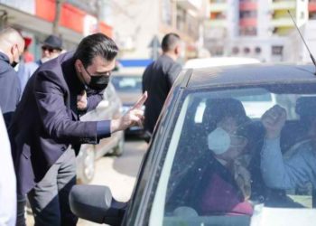 Basha përkulet para makinës dhe përshëndet çiftin me dy gishtat lart, ata ia kthejnë me grusht: Drejt fitores