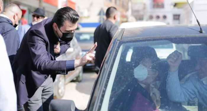 Basha përkulet para makinës dhe përshëndet çiftin me dy gishtat lart, ata ia kthejnë me grusht: Drejt fitores