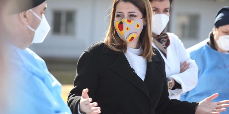 Ministria e Shëndetësisë ndryshon kohëzgjatjen e kufizimeve për grumbullimet