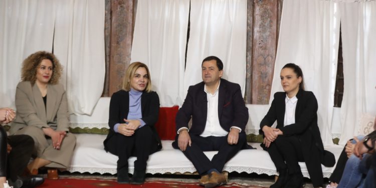 Monika Kryemadhi prezanton kandidatin ‘fringo të ri’ në Gjirokastër, Vangjel Tavo: Kemi detyrë të madhe të rikthejmë shpresën