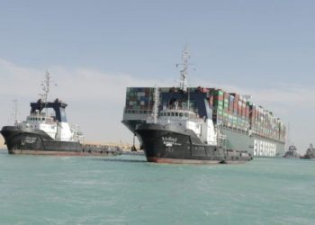 Lirimi i Kanalit të Suezit/ Si u lëviz nga vendi anija gjigande që e bllokoi (FOTO)