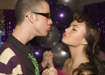 Ja çfarë i ndodh trupit të njeriut shkëmben puthje me dikë tjetër