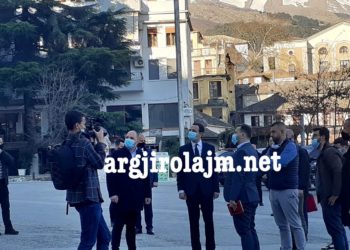 Albin Kurti në Gjirokastër, homazhe te busti i Çerçiz Topullit (FOTO)