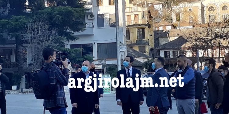 Albin Kurti në Gjirokastër, homazhe te busti i Çerçiz Topullit (FOTO)