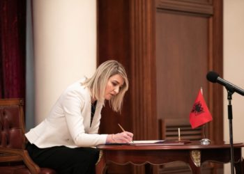 Ministrja Elva Margariti nuk do të jetë pjesë e listave të Partisë Socialiste