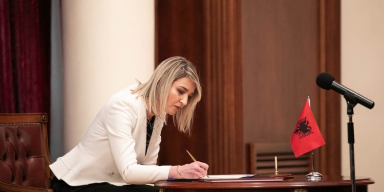 Ministrja Elva Margariti nuk do të jetë pjesë e listave të Partisë Socialiste