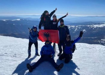 Shqiptarët “pushtojnë” malin më të lartë në Serbi, valëvitet flamuri shqiptar në majë
