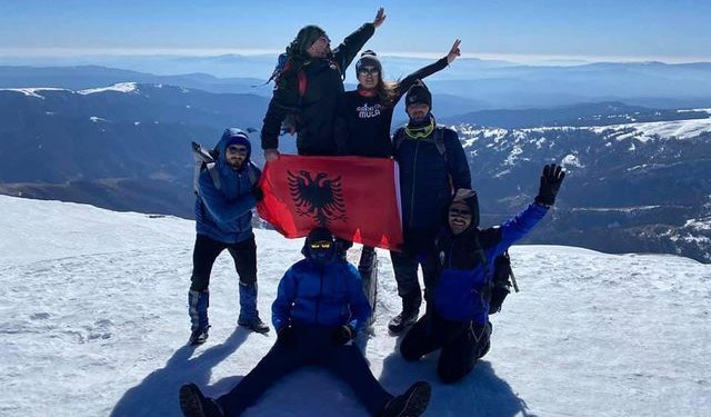 Shqiptarët “pushtojnë” malin më të lartë në Serbi, valëvitet flamuri shqiptar në majë